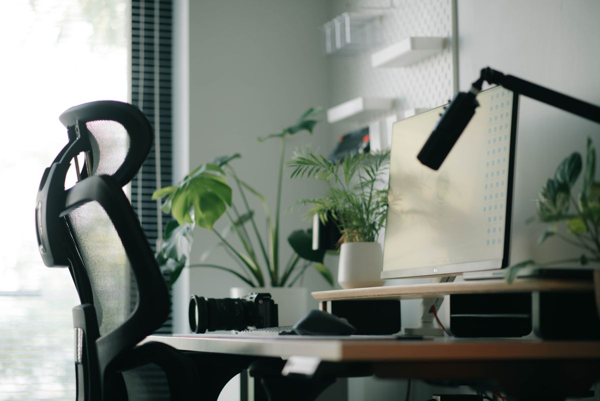 เก้าอี้ Ergonomic ที่โต๊ะทำงาน มองจากอีกมุม