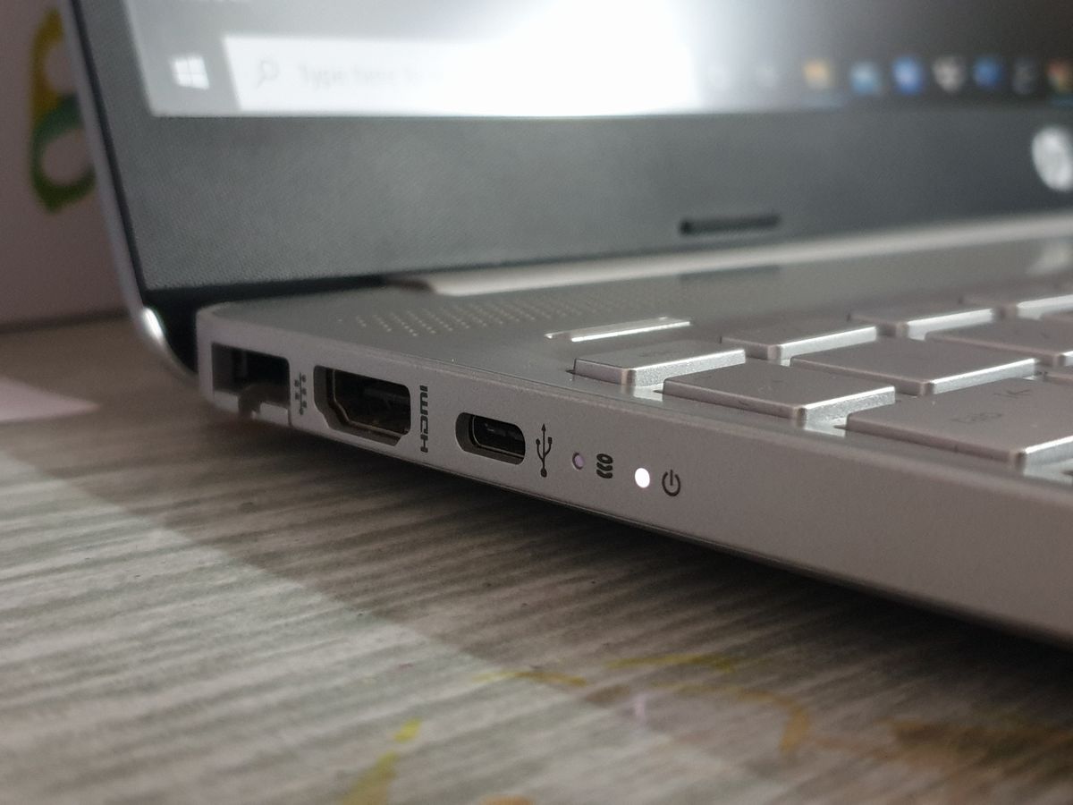 พอร์ต USB และ HDMI ด้านข้างโน้ตบุ๊ก
