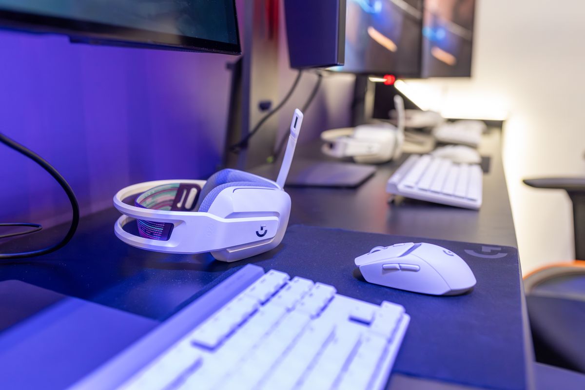 ที่วางหูฟังพร้อมพอร์ต USB Hub ในตัว