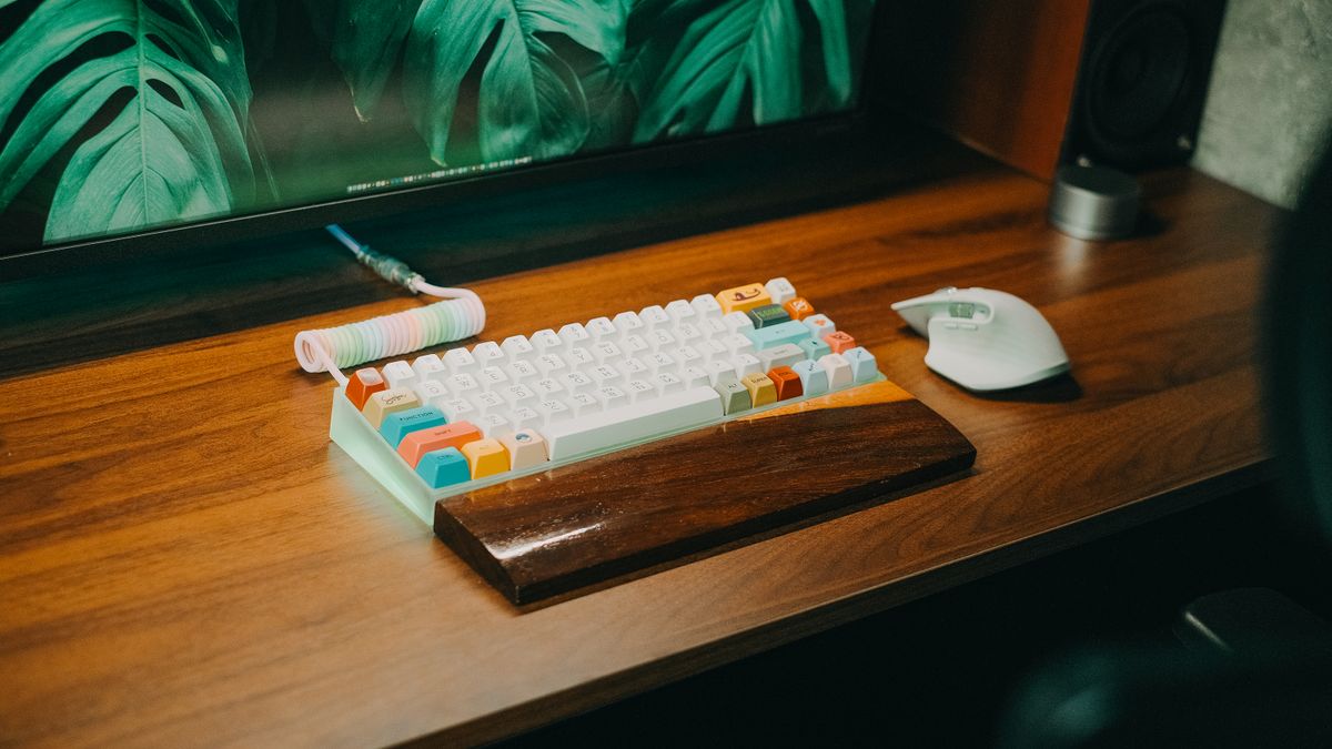 คีย์บอร์ด Ergonomic แบบแยกซ้าย-ขวา 2026: ทางออกของคนพิมพ์งานทั้งวันแล้วปวดข้อมือ