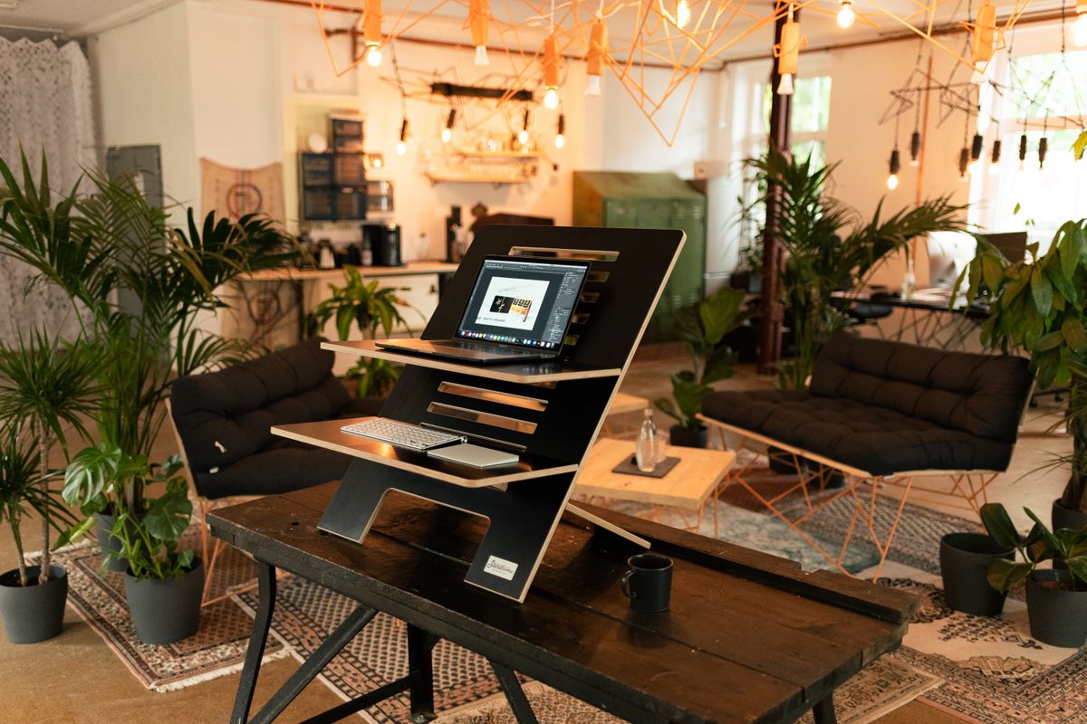 ที่วางแล็ปท็อปปรับระดับ (Desk Converter) วางบนโต๊ะทำงาน